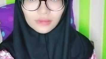 Bokep Indo Ella Jilbabers Berkacamata Spill Belahan Susu
