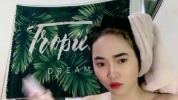 Gadis Live Bugil Touch Make-up Santuy Cakep!