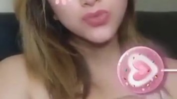 Belahan Dada Miss Lins Diraba Sendiri