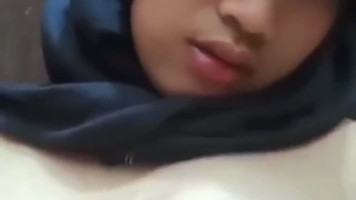 Gadis Jilbab Sange Remas Susu Mungil