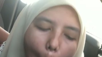 Nyulik Ibu Umi Temen Suruh Nyepong Di Mobil