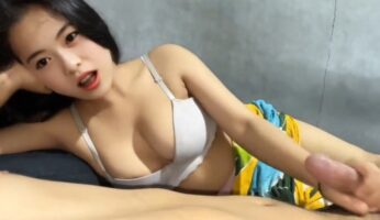 Teman Cantik Minta Kocokin Dulu Sebelum Bobo